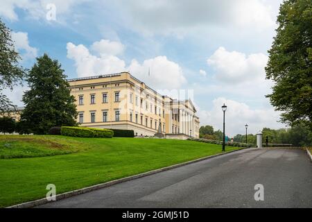 Oslo, Norvège. Septembre 2021. La vue panoramique du Palais Royal dans le centre ville Banque D'Images