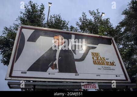 Wroclaw, Pologne. 19 septembre 2021. Le nouveau film de James Bond 'No Time to Die' (connu en Pologne sous le nom de 'Nie ccas umierac') affiche à Wroclaw, en Pologne, le 19 septembre 2021. Credit: Piotr Zajac/Alay Live News Banque D'Images