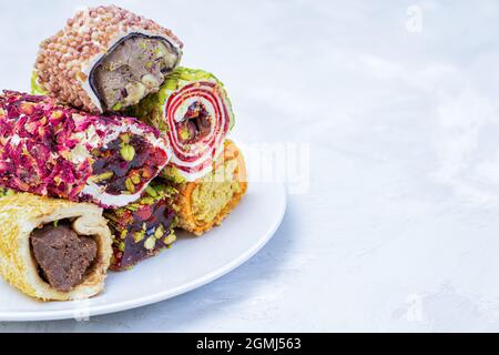 Rouleaux de délices turcs assortis sur une assiette blanche Banque D'Images