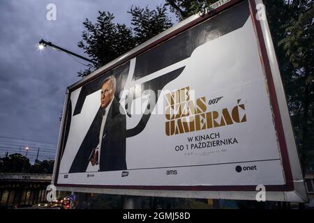 Wroclaw, Pologne. 19 septembre 2021. Le nouveau film de James Bond 'No Time to Die' (connu en Pologne sous le nom de 'Nie ccas umierac') affiche à Wroclaw, en Pologne, le 19 septembre 2021. Credit: Piotr Zajac/Alay Live News Banque D'Images
