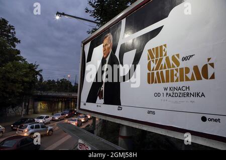 Wroclaw, Pologne. 19 septembre 2021. Le nouveau film de James Bond 'No Time to Die' (connu en Pologne sous le nom de 'Nie ccas umierac') affiche à Wroclaw, en Pologne, le 19 septembre 2021. Credit: Piotr Zajac/Alay Live News Banque D'Images