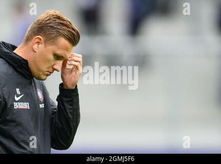 Aue, Allemagne. 19 septembre 2021. Football : 2. Bundesliga, FC Erzgebirge Aue - SC Paderborn 07, Matchday 7, Erzgebirgsstadion. L'entraîneur d'Aue Aljaksej Schpileuski marche à travers le terrain déçu après le match. Credit: Robert Michael/dpa-Zentralbild/dpa - NOTE IMPORTANTE: Conformément aux règlements de la DFL Deutsche Fußball Liga et/ou de la DFB Deutscher Fußball-Bund, il est interdit d'utiliser ou d'avoir utilisé des photos prises dans le stade et/ou du match sous forme de séquences et/ou de séries de photos de type vidéo./dpa/Alay Live News Banque D'Images