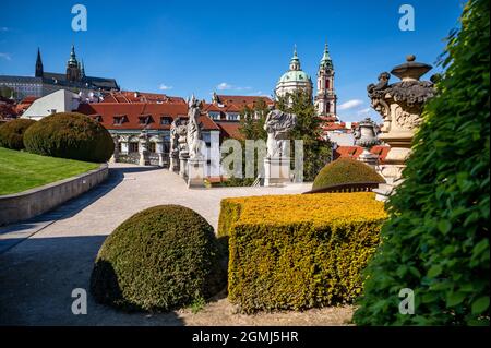 Vue depuis le jardin Vrtbovska (jardin baroque unique) jusqu'au château de Prague et à l'église Saint-Nicolas dans la ville de Prague, en République tchèque. Banque D'Images