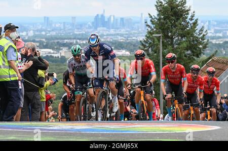 19 septembre 2021, Hessen, Königstein-Mammolshain: Le peloton avec Emanuel Buchmann (l) de Team Bora Hansgrohe est à l'ascension du Mammolshainer Stich pendant la course cycliste UCI WorldTour Eschborn-Frankfurt. La 60ème édition du classique allemand du cyclisme avec finition à Francfort conduit à plus de 187.4 kilomètres. Photo: Arne Dedert/dpa Banque D'Images