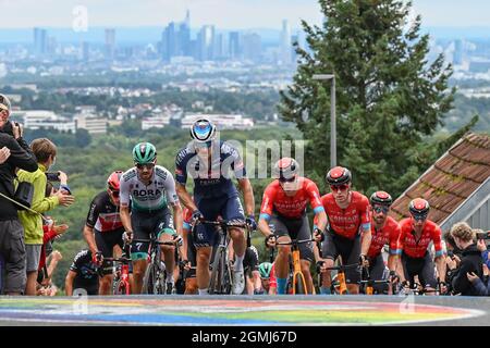 19 septembre 2021, Hessen, Königstein-Mammolshain: Le peloton avec Emanuel Buchmann (l) de Team Bora Hansgrohe est à l'ascension du Mammolshainer Stich pendant la course cycliste UCI WorldTour Eschborn-Frankfurt. La 60ème édition du classique allemand du cyclisme avec finition à Francfort conduit à plus de 187.4 kilomètres. Photo: Arne Dedert/dpa Banque D'Images