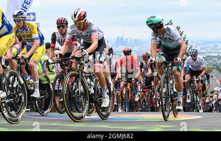 19 septembre 2021, Hessen, Königstein-Mammolshain : le peloton est à l'ascension du Mammolshainer Stich à la course cycliste UCI WorldTour Eschborn-Frankfurt. La 60ème édition du classique allemand du cyclisme avec finition à Francfort conduit à plus de 187.4 kilomètres. Photo: Arne Dedert/dpa Banque D'Images