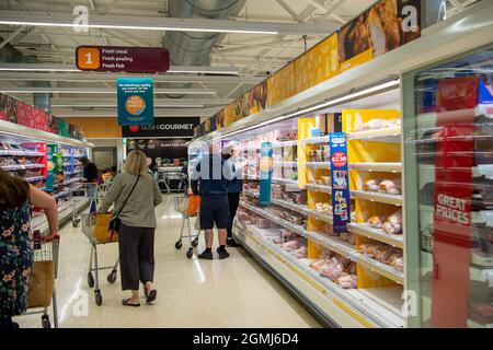 Talalow, Royaume-Uni. 19 septembre 2021. Les amateurs de shopping à l'île de la viande. Le supermarché Sainsbury avait une bonne alimentation dans son magasin aujourd'hui. Certaines lignes sont encore touchées par des problèmes de chaîne d'approvisionnement, notamment l'eau embouteillée et les boissons gazeuses comme le cola, en raison d'une pénurie de dioxyde de carbone. Cela peut conduire à une production de viande qui manque dans les supermarchés, car les animaux sont abasourdis avant d'être abattus avec du dioxyde de carbone. Crédit : Maureen McLean/Alay Live News Banque D'Images