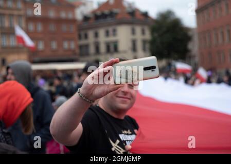 Varsovie, Pologne, Pologne. 19 septembre 2021. Un homme prend un selfie pendant la marche à vie le 19 septembre 2021 à Varsovie, Pologne. Plusieurs centaines de personnes ont participé à une marche pro-vie sous le slogan ''Dad - be present, guide, protect'', pour montrer le soutien à la compréhension traditionnelle du mariage et la sauvegarde de la vie de la conception entre autres. (Image de crédit : © Aleksander Kalka/ZUMA Press Wire) Banque D'Images