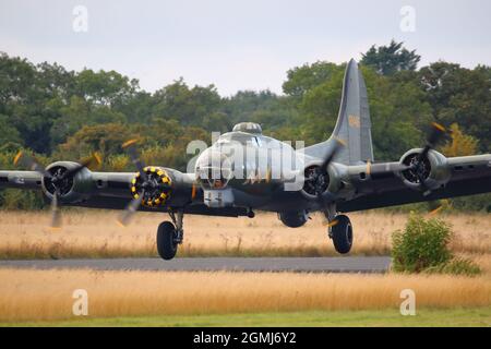 Le Boeing B-17 'Sally B' débarque au salon de l'air et du pays d'Abingdon en 2021 Banque D'Images