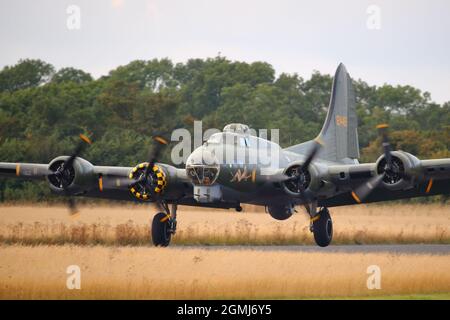 Le Boeing B-17 'Sally B' débarque au salon de l'air et du pays d'Abingdon en 2021 Banque D'Images