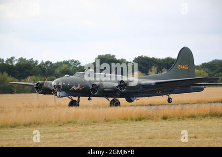 Décollage du Boeing B-17 « Sally B » lors du salon de l'air et du pays d'Abingdon 2021 Banque D'Images