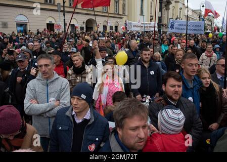 Varsovie, Pologne, Pologne. 19 septembre 2021. Les gens participent à la marche annuelle pro-vie le 19 septembre 2021 à Varsovie, en Pologne. Plusieurs centaines de personnes ont participé à une marche pro-vie sous le slogan ''Dad - be present, guide, protect'', pour montrer le soutien à la compréhension traditionnelle du mariage et la sauvegarde de la vie de la conception entre autres. (Image de crédit : © Aleksander Kalka/ZUMA Press Wire) Banque D'Images