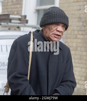 Pic shows: Acteur Paul Barber qui joue Denzil dans seulement Fools funéraire de Roger Lloyd-Pack - 'Trigger' de seulement Fools et chevaux. Les amateurs de tourniers arrivent un Banque D'Images