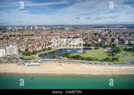 Vue aérienne sur le front de mer de Southsea avec le lac en canoë à proximité des bâtiments victoriens de ce complexe populaire dans le sud de l'Angleterre. Banque D'Images
