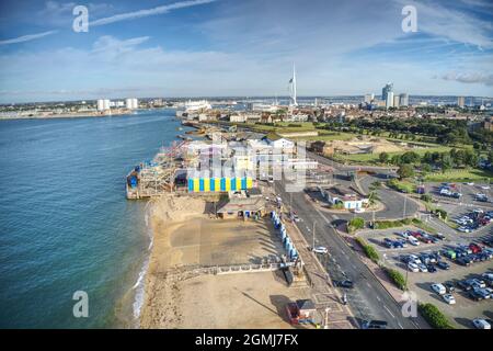 Antenne de la ville de Portsmouth et de la Tour Spinnaker plus Portsmouth Harbour avec travaux de construction de défense côtière en premier plan. Banque D'Images