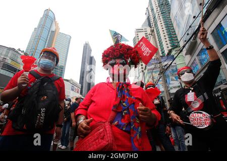 Un manifestant portant un masque, D'énormes lunettes de soleil et des roses rouges sur sa tête sont vues danser pendant une démonstration de mob de voiture.plus de 1,000 voitures et motos ont été reparties de l'intersection d'Asoke sous une forte pluie pour prendre part à un rassemblement de "mob de voiture" prévu pour traverser les rues de la capitale dans une autre tentative Oust Premier ministre Prayut Chan-o-cha. La manifestation a eu lieu à l'occasion du 15e anniversaire du coup d'État du 19 septembre 2006 qui a renversé le Premier ministre Thaksin Shinawatra. Cela a été suivi par le coup d'État du 22 mai 2014 qui a marqué le début du long mandat du général Prayut Chan-o-cha Banque D'Images