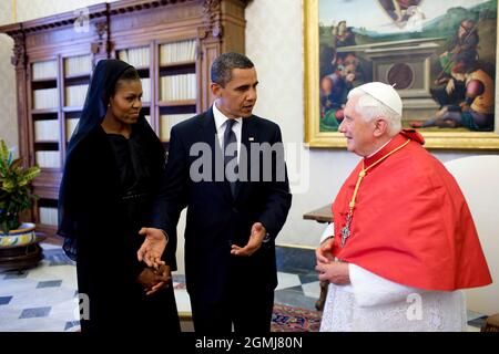 Le président Barack Obama et la première dame Michelle Obama rencontrent le pape Benoît XVI au Vatican le 10 juillet 2009. (Photo officielle de la Maison-Blanche par Pete Souza) Cette photographie officielle de la Maison Blanche est mise à la disposition des organismes de presse pour publication et/ou pour impression personnelle par le(s) sujet(s) de la photographie. La photographie ne peut être manipulée d'aucune manière ou utilisée dans des documents, des publicités, des produits ou des promotions qui, de quelque manière que ce soit, suggèrent l'approbation ou l'approbation du Président, de la première famille ou de la Maison Blanche. Banque D'Images