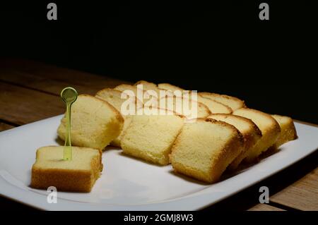 beaucoup de gâteau de savoie doux dans un plat blanc pour la fête Banque D'Images