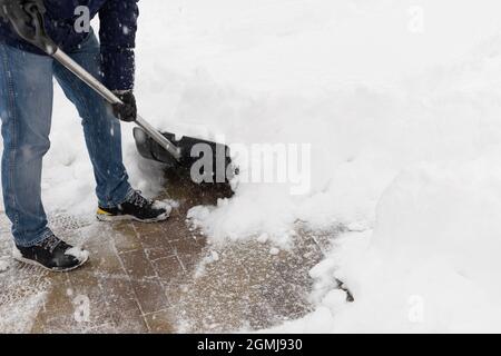 homme qui a déneiger le trottoir après de fortes chutes de neige Banque D'Images
