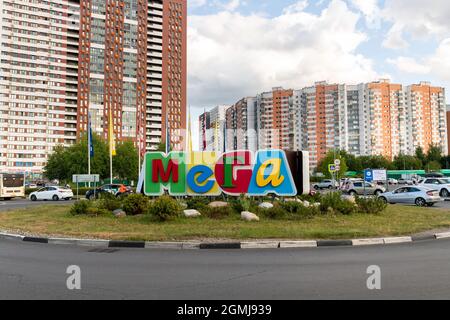 Khimki, Russie - juillet 25. 2021. Panneau d'information du Mega Shopping Center Banque D'Images