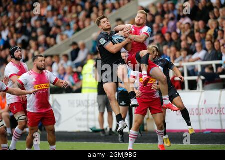 Newcastle, Royaume-Uni. 19 septembre 2021. NEWCASTLE UPON TYNE, ROYAUME-UNI. 19 SEPT Ben Stevenson de Newcastle Falcons prend un coup d'envoi de Brett Connon lors du match Gallagher Premiership entre Newcastle Falcons et Harlequins à Kingston Park, Newcastle, le dimanche 19 septembre 2021. (Credit: Chris Lishman | MI News) Credit: MI News & Sport /Alay Live News Banque D'Images