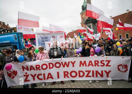 Varsovie, Pologne. 19 septembre 2021. Les marcheurs brandirent des drapeaux et tiennent une bannière pendant la manifestation.des milliers de personnes ont participé à la XVI Marche nationale de la vie et de la famille (Narodowy Marsz Zycia i Rodziny) à Varsovie qui a eu lieu sous le slogan 'Mad - be, Lead, Protect'. Comme les organisateurs de l'événement l'ont annoncé plus tôt, il visait à manifester des attitudes pro-familiales et des valeurs pro-vie. L'organisateur principal de l'événement était le Centre de la vie et de la famille. Crédit : SOPA Images Limited/Alamy Live News Banque D'Images