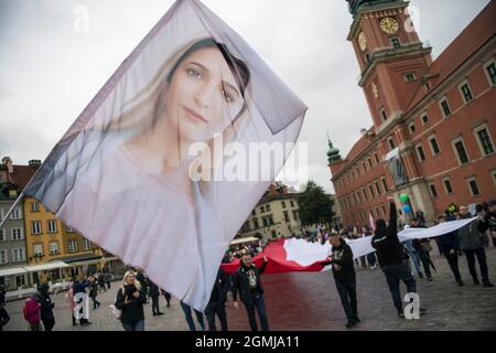 Varsovie, Pologne. 19 septembre 2021. Un énorme drapeau de la Vierge Marie est brandi par un marcheur.des milliers de personnes ont participé à la XVI Marche nationale de la vie et de la famille (Narodowy Marsz Zycia i Rodziny) à Varsovie qui a été tenue sous le slogan 'Mad - be, Lead, Protect'. Comme les organisateurs de l'événement l'ont annoncé plus tôt, il visait à manifester des attitudes pro-familiales et des valeurs pro-vie. L'organisateur principal de l'événement était le Centre de la vie et de la famille. Crédit : SOPA Images Limited/Alamy Live News Banque D'Images