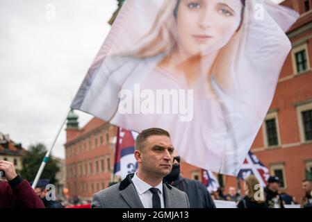 Varsovie, Pologne. 19 septembre 2021. Robert Bakiewicz, militant d'extrême droite et ancien dirigeant de l'ONR (camp radical national) a été vu pendant le mois de mars.des milliers de personnes ont participé à la XVI Marche nationale de la vie et de la famille (Narodowy Marsz Zycia i Rodziny) à Varsovie, qui s'est tenue sous le slogan « être, diriger, protéger ». Comme les organisateurs de l'événement l'ont annoncé plus tôt, il visait à manifester des attitudes pro-familiales et des valeurs pro-vie. L'organisateur principal de l'événement était le Centre de la vie et de la famille. Crédit : SOPA Images Limited/Alamy Live News Banque D'Images