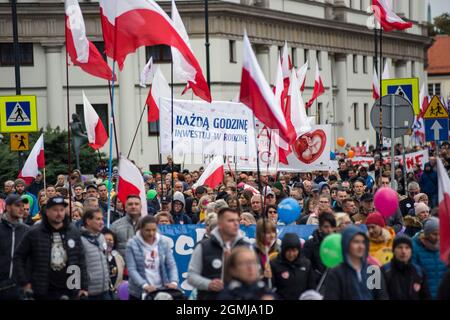 Varsovie, Pologne. 19 septembre 2021. Des milliers de personnes ont participé à la XVIe Marche nationale de la vie et de la famille (Narodowy Marsz Zycia i Rodziny) à Varsovie, qui s'est tenue sous le slogan « Mad - be, Lead, Protect ». Comme les organisateurs de l'événement l'ont annoncé plus tôt, il visait à manifester des attitudes pro-familiales et des valeurs pro-vie. L'organisateur principal de l'événement était le Centre de la vie et de la famille. Crédit : SOPA Images Limited/Alamy Live News Banque D'Images