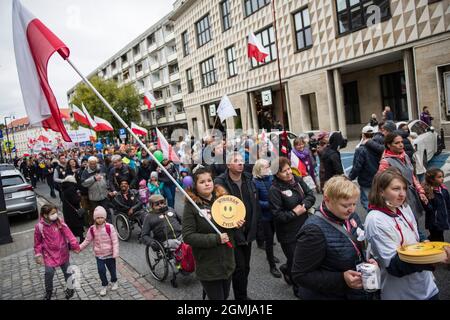 Varsovie, Pologne. 19 septembre 2021. Les marcheurs brandirent des drapeaux pendant le rassemblement de Varsovie.des milliers de personnes ont participé à la XVI Marche nationale de la vie et de la famille (Narodowy Marsz Zycia i Rodziny) à Varsovie qui s'est tenue sous le slogan 'Mad - be, Lead, Protect'. Comme les organisateurs de l'événement l'ont annoncé plus tôt, il visait à manifester des attitudes pro-familiales et des valeurs pro-vie. L'organisateur principal de l'événement était le Centre de la vie et de la famille. Crédit : SOPA Images Limited/Alamy Live News Banque D'Images