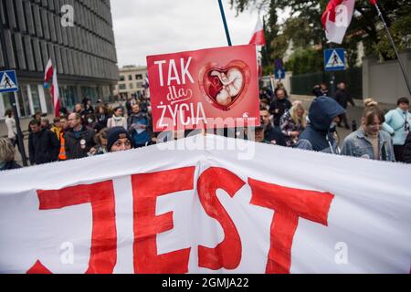 Varsovie, Pologne. 19 septembre 2021. Un manifestant tient un écriteau qui dit Oui pour la vie pendant la marche.des milliers de personnes ont participé à la XVIe Marche nationale de la vie et de la famille (Narodowy Marsz Zycia i Rodziny) à Varsovie qui a eu lieu sous le slogan 'Mad - be, Lead, Protect'. Comme les organisateurs de l'événement l'ont annoncé plus tôt, il visait à manifester des attitudes pro-familiales et des valeurs pro-vie. L'organisateur principal de l'événement était le Centre de la vie et de la famille. Crédit : SOPA Images Limited/Alamy Live News Banque D'Images