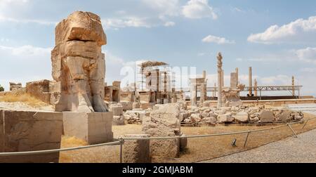 Ruines de la salle des cent colonnes, Persepolis avec ciel nuageux. Persepolis (ancien persan: Pārsa) était la capitale cérémonielle de l'EMP de l'Achaemenid Banque D'Images