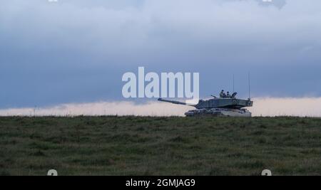 Gros plan d'action d'un char de combat principal Challenger 2 FV4034 de l'armée britannique lors d'un exercice militaire dans la plaine de Salisbury, Wiltshire, Royaume-Uni Banque D'Images