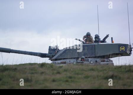 Gros plan d'action d'un char de combat principal Challenger 2 FV4034 de l'armée britannique lors d'un exercice militaire dans la plaine de Salisbury, Wiltshire, Royaume-Uni Banque D'Images