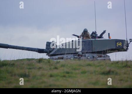 Gros plan d'action d'un char de combat principal Challenger 2 FV4034 de l'armée britannique lors d'un exercice militaire dans la plaine de Salisbury, Wiltshire, Royaume-Uni Banque D'Images