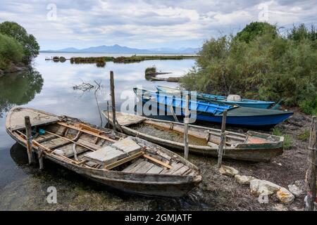 Bateaux de pêche ambraciens traditionnels sur la petite île et parc environnemental de Salaora, dans le golfe d'Ambracian, municipalité d'Arta, Epirus, Grèce. Banque D'Images