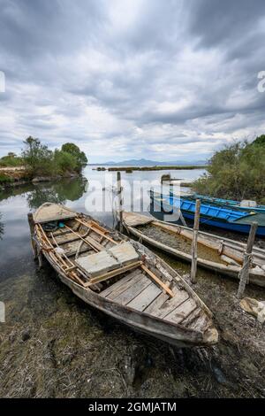 Bateaux de pêche ambraciens traditionnels sur la petite île et parc environnemental de Salaora, dans le golfe d'Ambracian, municipalité d'Arta, Epirus, Grèce. Banque D'Images