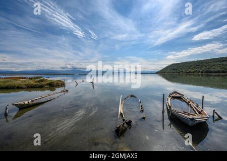 Bateaux de pêche abandonnés sur la petite île et le parc environnemental de Salaora, dans le golfe d'Ambracien, municipalité d'Arta, Epire, Grèce. Banque D'Images