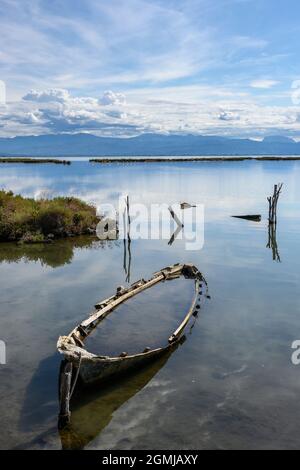 Bateaux de pêche abandonnés sur la petite île et le parc environnemental de Salaora, dans le golfe d'Ambracien, municipalité d'Arta, Epire, Grèce. Banque D'Images