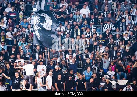 CHARLEROI, BELGIQUE - SEPTEMBRE 18 : fans et supporters de Sporting Charleroi lors du match Jupiler Pro League entre Sporting Charleroi et Club Brugge au Stade du pays de Charleroi le 18 septembre 2021 à Charleroi, Belgique (photo de Joris Verwijst/Orange Pictures) Banque D'Images