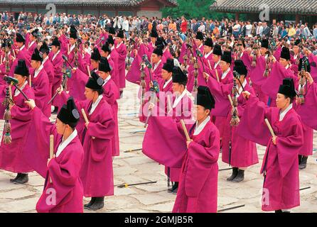 Corée du Sud. Séoul. Cérémonie confucéenne royale. Procession au temple Jongmyo. Banque D'Images