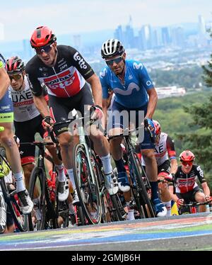 19 septembre 2021, Hessen, Königstein-Mammolshain: Le peloton avec John Degenkolb (2e à partir de la gauche) de l'équipe Lotto Soudal est à l'ascension du Mammolshainer Stich pendant la course cycliste UCI WorldTour Eschborn-Frankfurt. La 60ème édition du classique allemand du cyclisme avec finition à Francfort conduit à plus de 187.4 kilomètres. Photo: Arne Dedert/dpa Banque D'Images