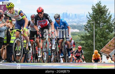 19 septembre 2021, Hessen, Königstein-Mammolshain: Le peloton avec John Degenkolb (3e à partir de la gauche) de l'équipe Lotto Soudal est à l'ascension du Mammolshainer Stich pendant la course cycliste UCI WorldTour Eschborn-Frankfurt. La 60ème édition du classique allemand du cyclisme avec finition à Francfort conduit à plus de 187.4 kilomètres. Photo: Arne Dedert/dpa Banque D'Images