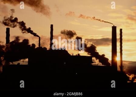 Canada. Ottawa. Industrie lourde. Des bâtiments d'usine et des cheminées de fumée ont été taperés contre le coucher du soleil. Banque D'Images