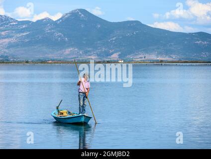 Pêcheur, pêche à la lance dans le lagon de Tsoukaliou au parc environnemental de Salaora, dans le golfe Ambracien, dans la municipalité d'Arta, Epirus, Grèce. Banque D'Images