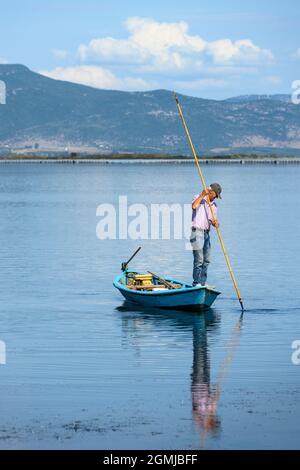 Pêcheur, pêche à la lance dans le lagon de Tsoukaliou au parc environnemental de Salaora, dans le golfe Ambracien, dans la municipalité d'Arta, Epirus, Grèce. Banque D'Images