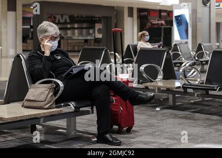 Chef d'équipe en service, Israël. 17 septembre 2021. Masque les passagers attendent des vols à la porte d'embarquement de l'aéroport international Ben Gurion de tel Aviv, conformément à la directive sur les masques intérieurs obligatoires du gouvernement israélien. Crédit : NIR Amon/Alamy Live News Banque D'Images