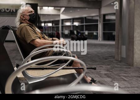 Chef d'équipe en service, Israël. 17 septembre 2021. Masque les passagers attendent des vols à la porte d'embarquement de l'aéroport international Ben Gurion de tel Aviv, conformément à la directive sur les masques intérieurs obligatoires du gouvernement israélien. Crédit : NIR Amon/Alamy Live News Banque D'Images