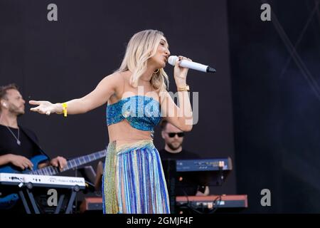 Newport, Royaume-Uni. 19 septembre 2021 Megan McKenna, auteur-compositeur britannique, interprète en direct sur scène, Newport, IOW crédit: Dawn Fletcher-Park/Alamy Live News Banque D'Images