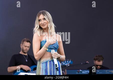 Newport, Royaume-Uni. 19 septembre 2021 Megan McKenna, auteur-compositeur britannique, interprète en direct sur scène, Newport, IOW crédit: Dawn Fletcher-Park/Alamy Live News Banque D'Images